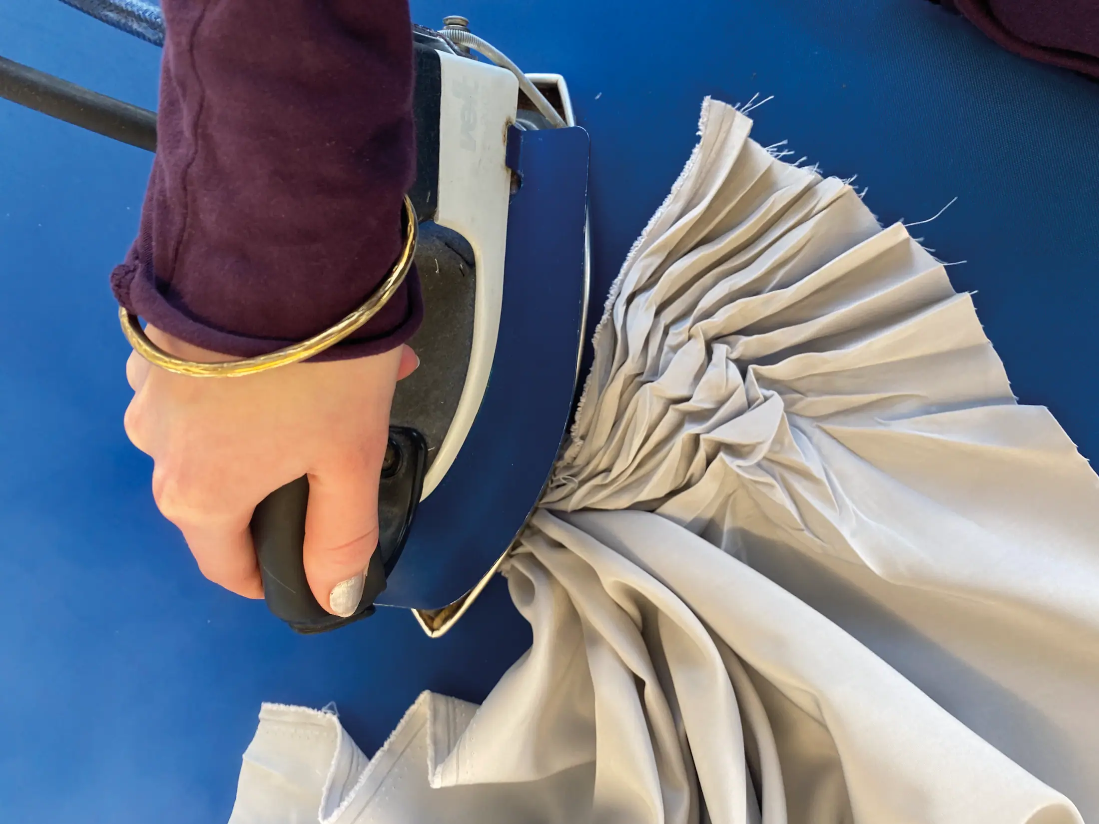 Detail: Faltenlegung an einem Ärmel
