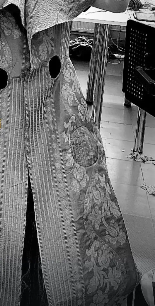Detail: Spitze in Satin eingelegt