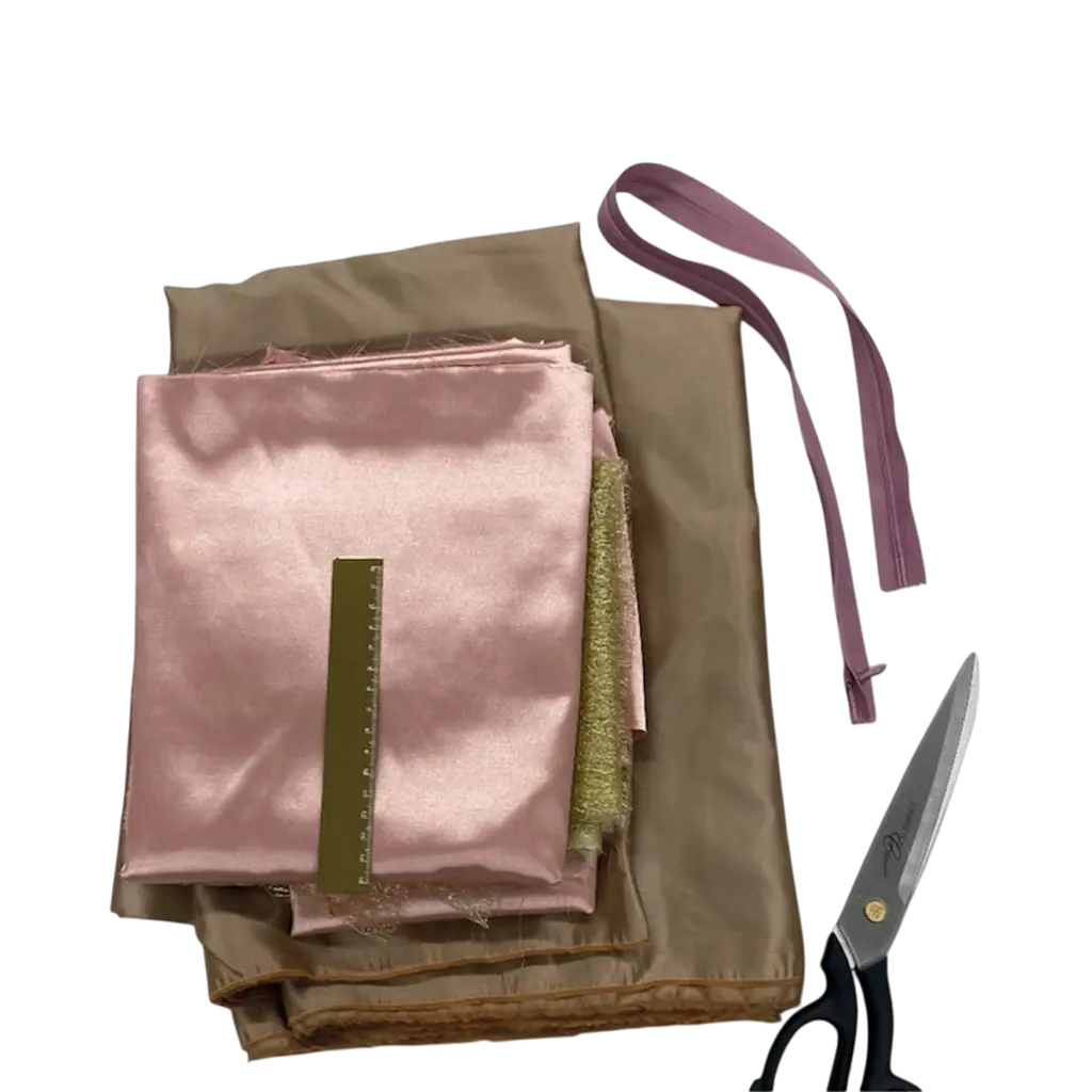 Stoffmuster in Rosa und Oliv mit einer Schneiderschere