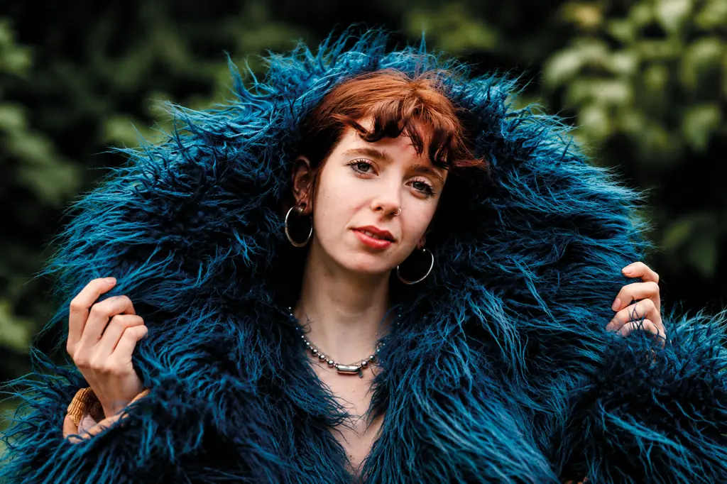 Scheherazade: Porträt des Models im blauen Fellkragen