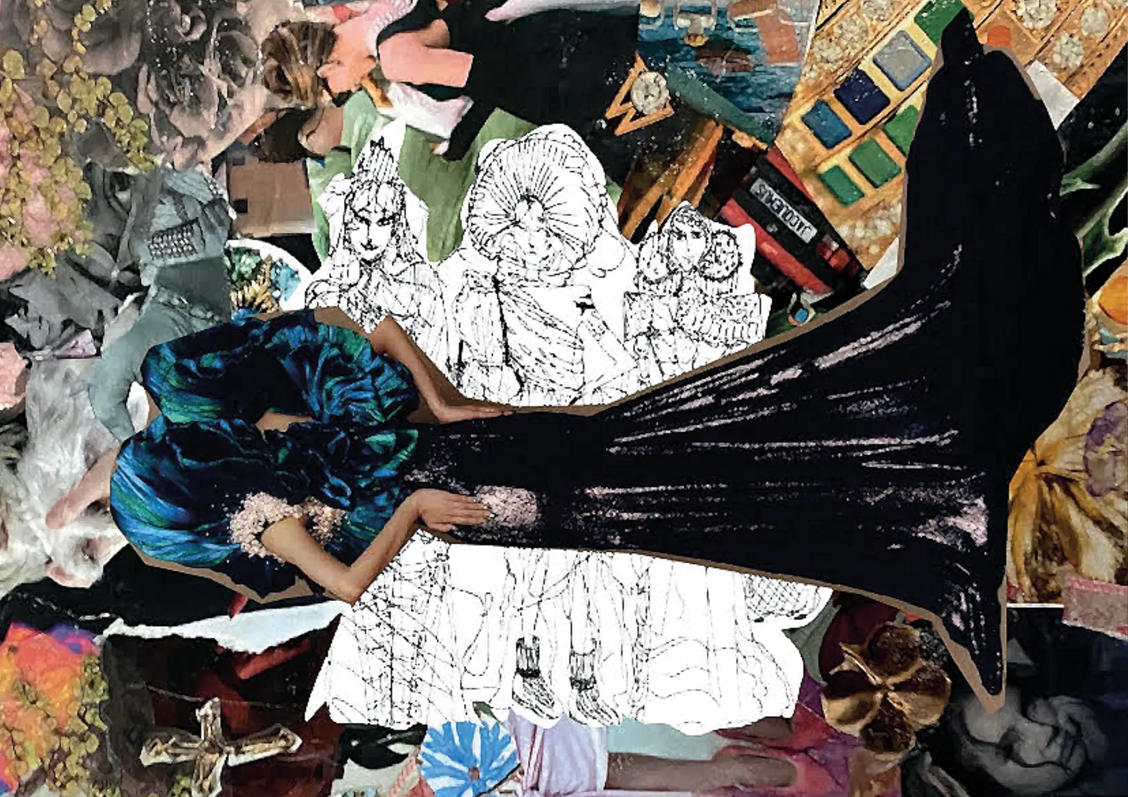 Collage: eine Figur in fließendem schwarzem Kleid vor einem Teppich aus Stoffen, Zeichnungen und Fundstücken